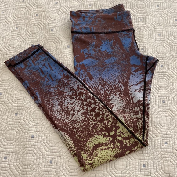 Bundle-VM/MV leggings & bra. Leggings size L, No tag, top size medium. Like new - Picture 5 of 10